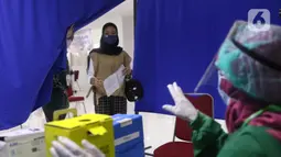 Warga memasuki ruang vaksinasi COVID-19 di sentra vaksin Tomang Tol Plaza, Tangerang, Sabtu (24/7/2021). Target pemerintah dalam pelaksanaan vaksinasi Covid-19 bertambah menjadi 208,2 juta orang yang sebelumnya sebanyak 181,5 juta atau 70 persen dari total populasi. (Liputan6.com/Angga Yuniar