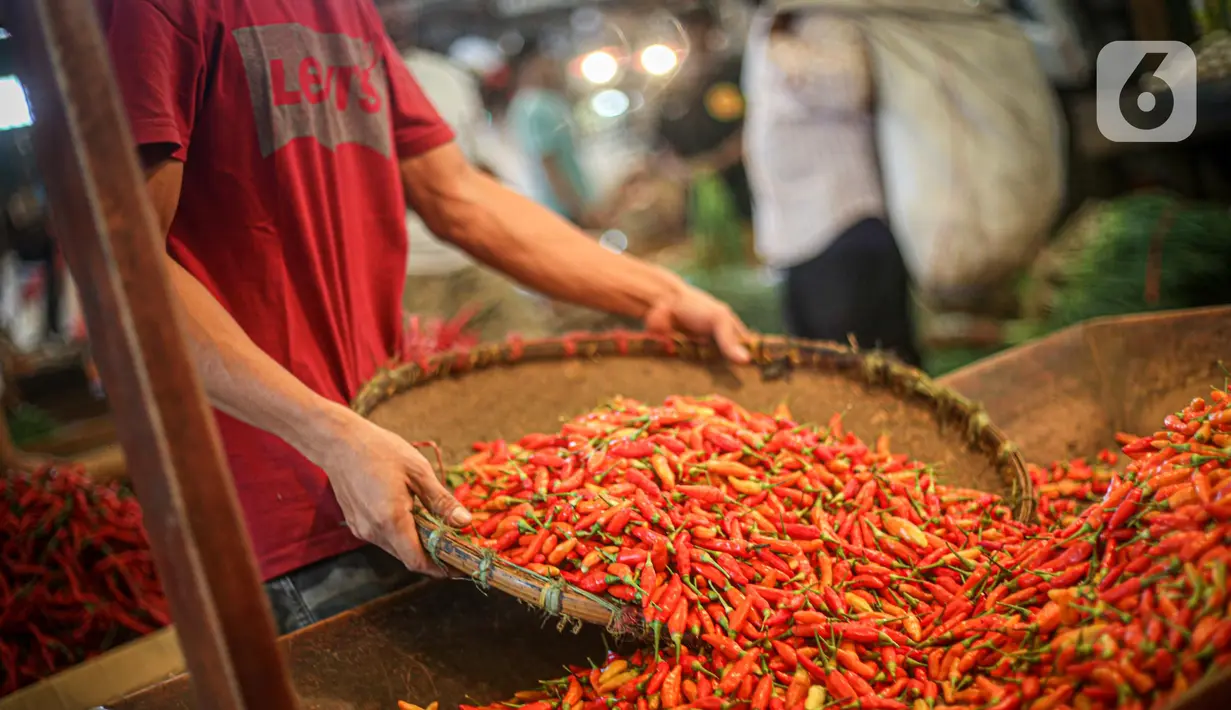 Pedagang merapikan cabai rawit merah di Pasar Induk Kramat Jati, Jakarta, Senin (20/6/2021). Harga cabai rawit merah di pasar-pasar DKI Jakarta naik menjadi rata-rata Rp108.043 per kilogram (kg). Bahkan, di beberapa pasar harga cabai tembus Rp120 ribu per kg. (Liputan6.com/Faizal Fanani)