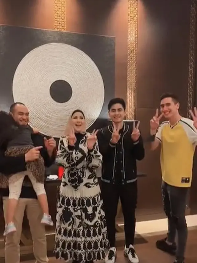 7 Momen Kompak Venna Melinda dan Ferry Irawan Buka Bersama dengan Anak-Anak