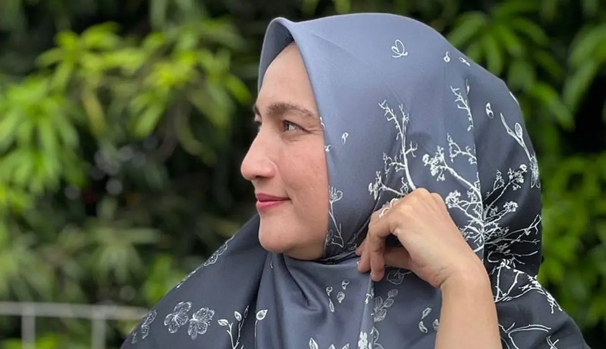 Lama tak terdengarnya kabarnya, kini Sarah Amalia sudah putuskan berhijab. Ia memutuskan untuk pakai hijab sejak 2019. Potretnya yang kini berusia 43 tahun pun banjir pujian karena terlihat anggun. (Liputan6.com/IG/khaiscarves)