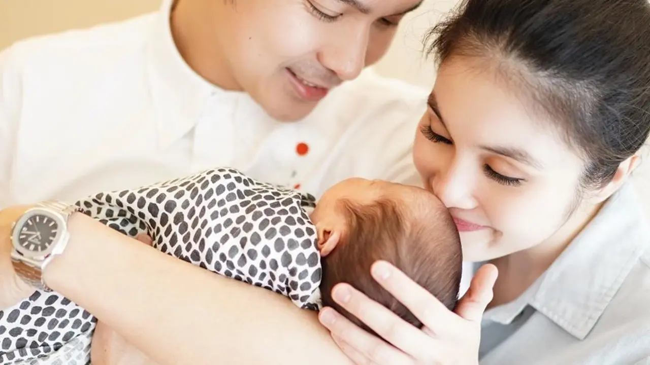 Momen Manis Sandra Dewi dan Suami Pasca Kelahiran Anak Kedua (sumber: instagram/@sandradewi88)