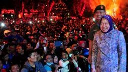 Walikota Surabaya, Tri Rismaharini saat menyapa warga di malam pergantian tahun di kawasan Darmo, Jatim, Rabu (31/12/2014). (Liputan6.com/Johan Tallo)