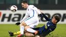 Striker Inter Milan, Andrea Pinamonti, dijatuhkan bek Sparta Prague, Mario Holek. Meski kalah Prague tetap berhasil lolos ke 32 besar sebagai juara grup. (Reuters/Alessandro Garofalo)