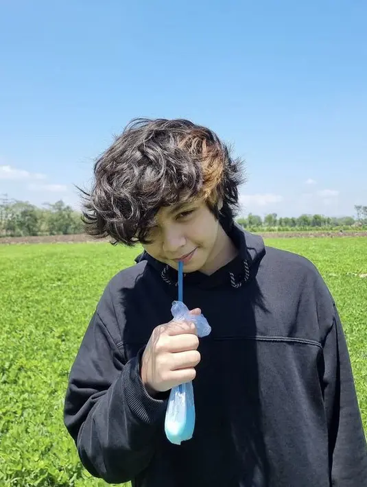 Wajahnya yang mirip bule menjadi perbincangan, dengan rambut wave pendek yang membuatnya semakin mirip bule. Ia pun tampil dengan hoodie hitamnya.  @ekopatriosuper