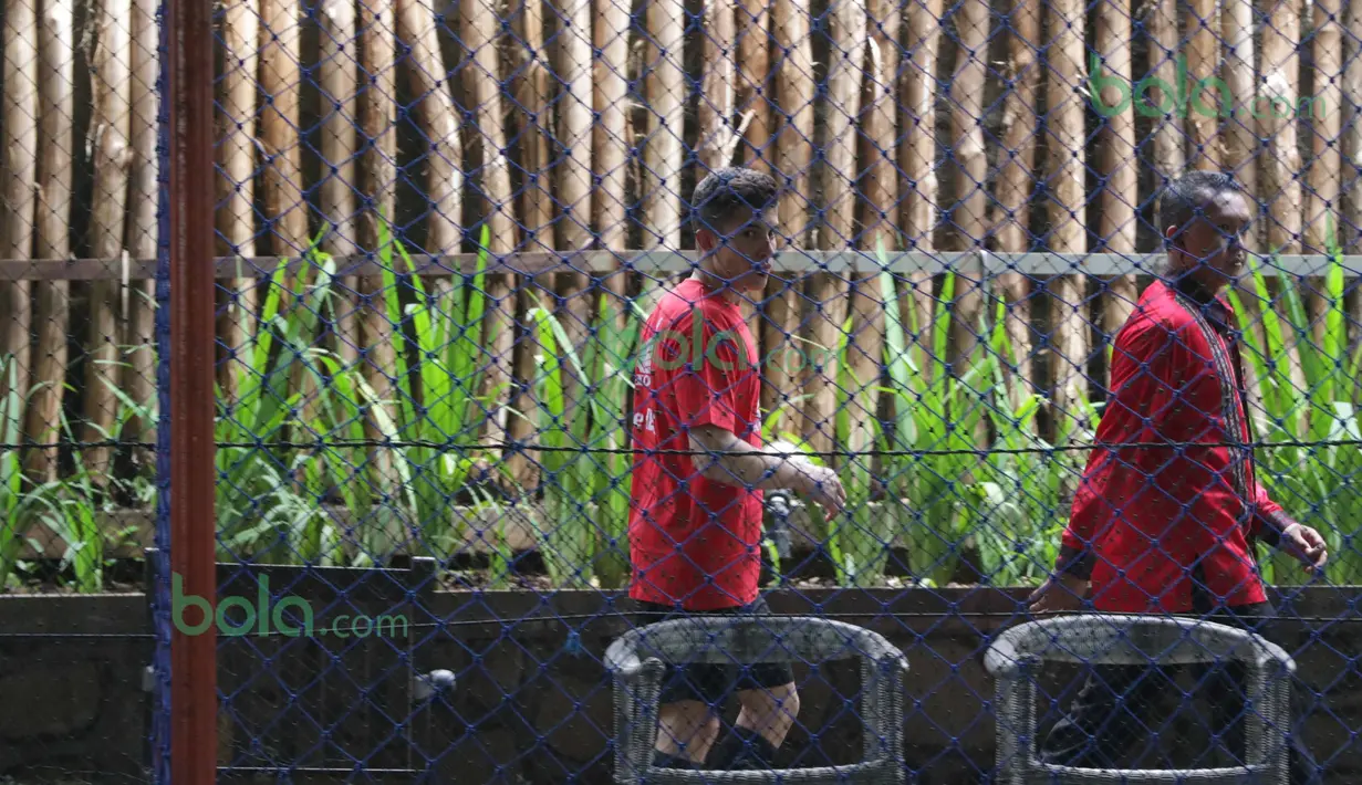 Marc Marquez mendapat kawalan ketat menuju lapangan Futsal usai berganti kaos di Lapangan Futsal Kuningan Village, Jakarta, Sabtu (13/2/2016). (Bola.com/Nicklas Hanoatubun)