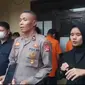 Kapolsek Tarogong Kidul Kompol Alit Kadarusman, tengah memberikan penjelasan dalam rilis pengungkapan kasus sindikat curanmor di Mapolsek Tarogong Kidul, Jumat (20/5/2022) petang. (Liputan6.com/Jayadi Supriadin)