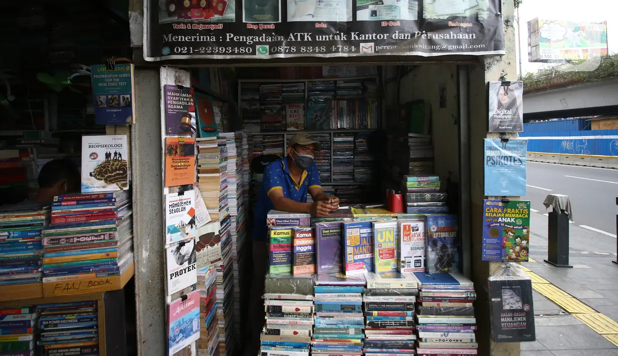 Pedagang buku menunggu pembeli di Kwitang, Senen, Jakarta, Minggu (27/9/2020). Menurut keterangan para pedagang, penjualan buku di masa pandemi menurun hingga 50 persen dikarenakan masyarakat saat ini sudah beralih melakukan transaksi pembelian secara daring. (Liputan6.com/Angga Yuniar)