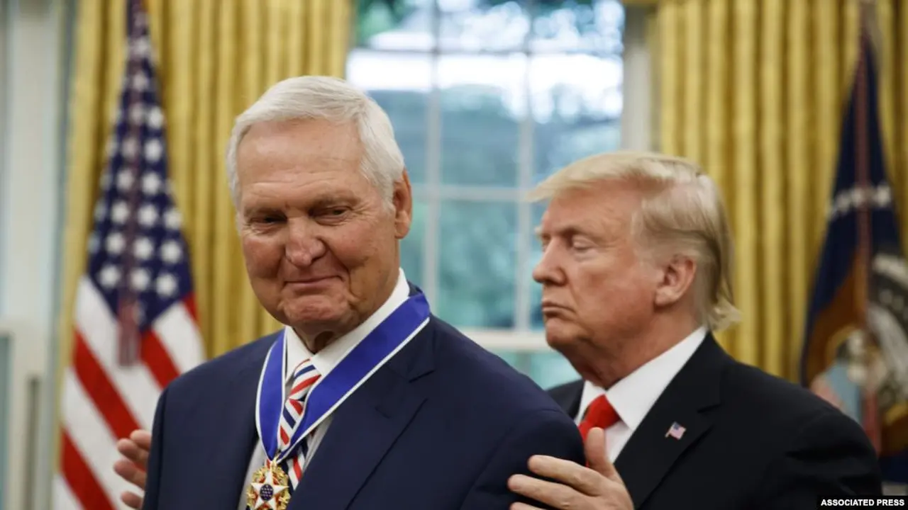 Donald Trump memberikan penghargaan terhadap mantan bintang bola basket Los Angeles Lakers Jerry West. (AP)
