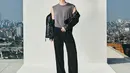 Pilihan classic tees dan tanks, seperti Jersey PD Wash Tee, Monogram Jersey Muscle, dan Drop Needle Rib Tank Top, terasa lebih elevated saat dipadukan dengan jaket kulit, menciptakan tampilan edgy yang on-the-go. [Calvin Klein]