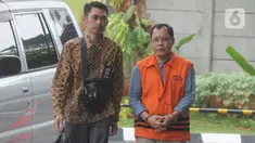 Kepala Dinas PUPR nonaktif Bengkayang, Alexius (kanan) tiba menjalani pemeriksaan di gedung KPK, Jakarta, Jumat (29/11/2019). Alexius diperiksa sebagai tersangka dalam kasus dugaan suap proyek pekerjaan di Pemkab Bengkayang, Kalimantan Barat Tahun 2019. (merdeka.com/Dwi Narwoko)
