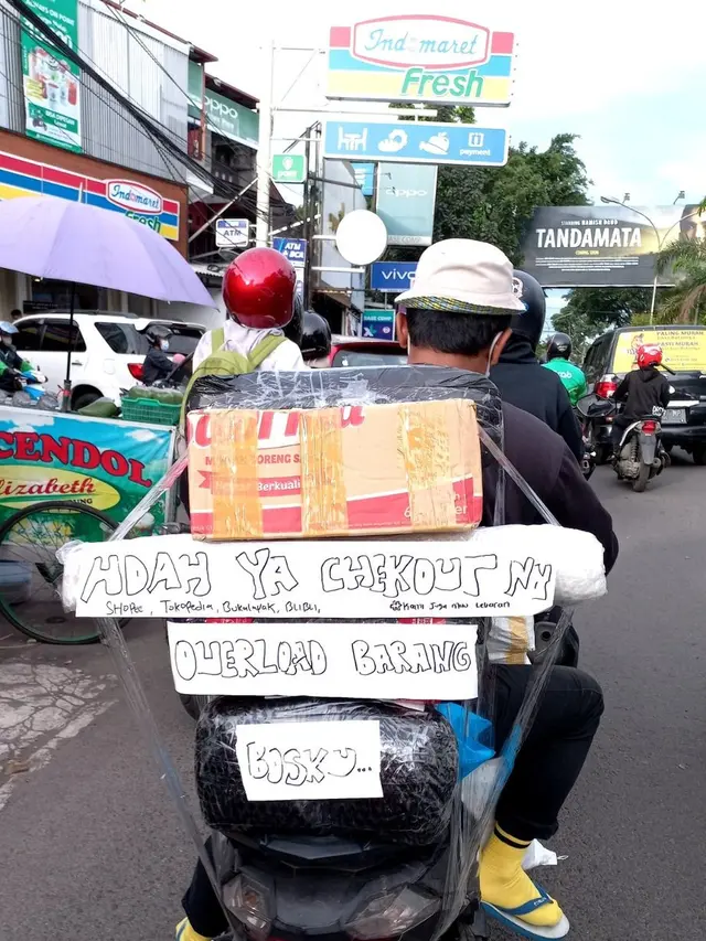 10 Potret Kurir saat Antar Barang Jelang Lebaran Ini Bikin Tepuk Jidat