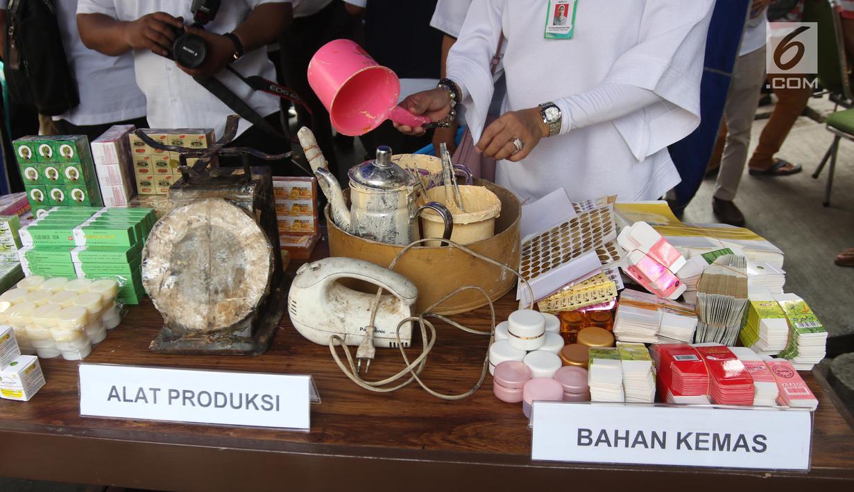 Alat produksi dan bahan kemas dari hasil penggerebekan pabrik kosmetik di kawasan Tambora, Jakarta Barat, Selasa (15/5). Selain ilegal, kosmetik yang diproduksi di pabrik tersebut juga diduga kuat mengandung bahan terlarang. (Liputan6.com/Arya Manggala)