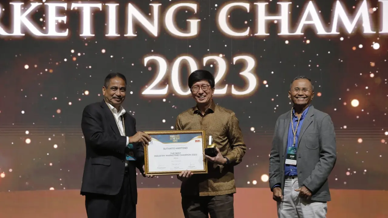 Direktur Utama PT Surya Citra Media Tbk (SCM) Sutanto Hartono menerima penghargaan The Best Industry Marketing Champion 2024 Media Sector dari MarkPlus, Inc. Foto: Liputan6.com/Arif Rachman