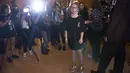 Madeline Stuart, model Australia dengan down syndrome menemui media usai memperagakan koleksi Hendrik Vermeulen untuk Musim Panas dan Semi 2016 di acara peragaan busana New York Fashion Week, Minggu (13/9/2015). (REUTERS/Andrew Kelly)