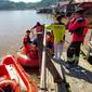 Tim Basarnas Kaltim bersama BPBD Kukar dan relawan melakukan pencarian terhadap bocah yang tenggelam di Sungai Mahakam. (Basarnas Kaltim)