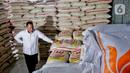 Direktur Utama Perum Bulog Budi Waseso melakukan sidak (inspeksi mendadak) ke Gudang Beras di Pasar Induk Beras Cipinang, Jakarta Timur, Jumat (3/2/2023). Dalam sidak tersebut, pria yang akrab disapa Buwas menyidak beberapa gudang pedagang beras. (Liputan6.com/Angga Yuniar)