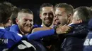 Para pemain Islandia merayakan keberhasilan lolos ke Piala Dunia 2018 usai mengalahkan Kosovo di Reykjavik, Senin (9/10/2017). Islandia untuk pertama kali dalam sejarah lolos ke Piala Dunia. (AP/Brynjar Gunnarsson)