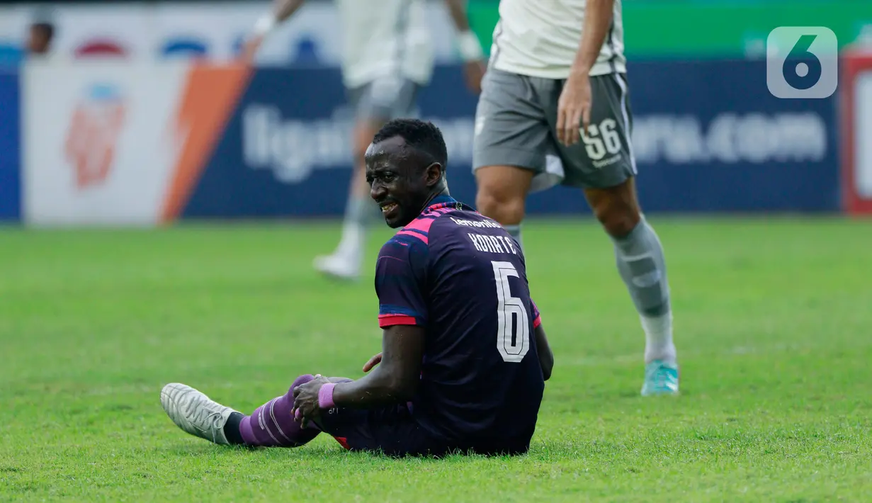 Pemain RANS Nusantara FC, Makan Konate, terduduk lesu setelah gagal mencetak gol ke gawang Persib Bandung pada laga pekan ke-25 BRI Liga 1 di Stadion Pakansari, Bogor, Minggu (19/2/20023). Persib menang atas RANS Nusantara dengan skor 3-1. (Bola.com/M Iqbal Ichsan)