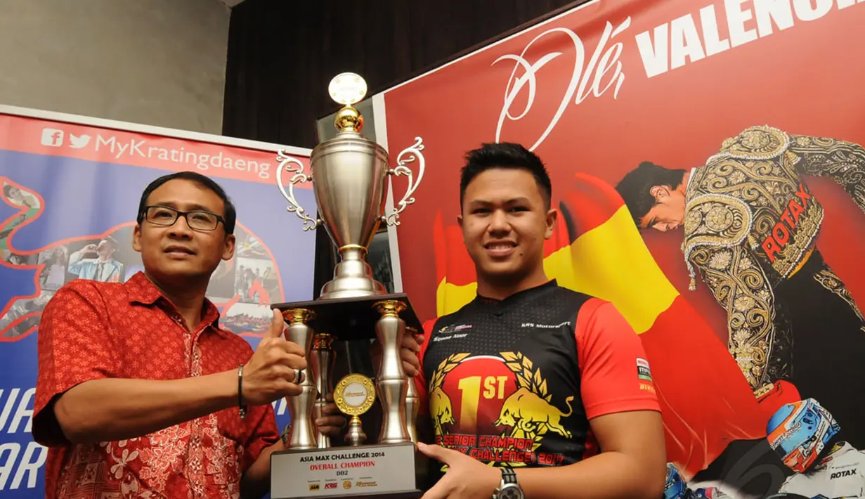 Pegokart Indonesia dari tim Kratingdaeng Riser ShaDaff Motorsport, Senna Noor (tengah) berfoto bersama dengan salah satu perwakilan sponsor usai jumpa pers di Jakarta (20/11/2014). (Liputan6.com/Helmi Fithriansyah)