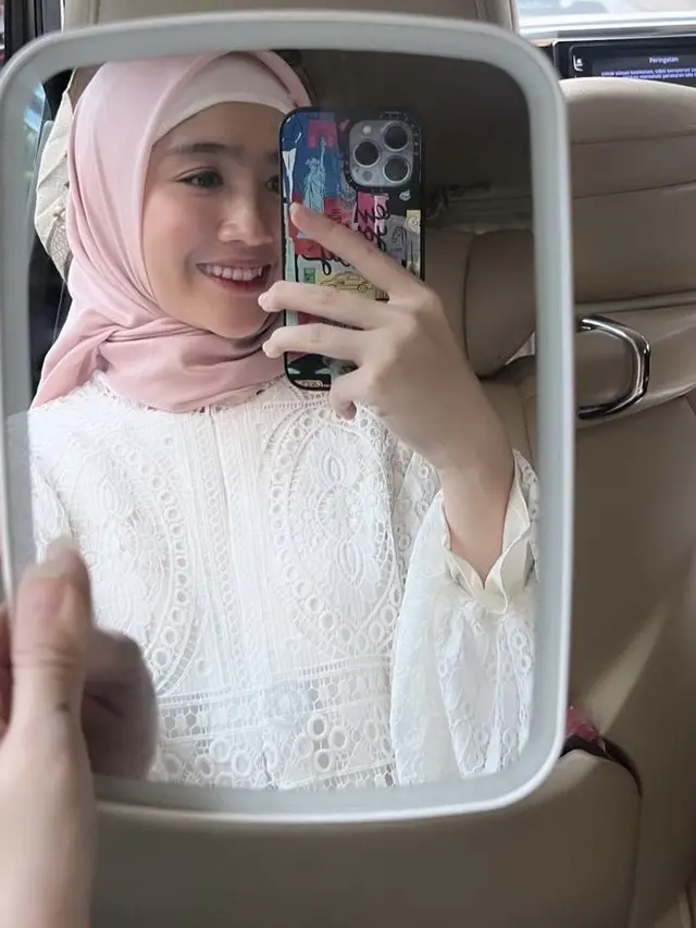 Gaya Febby Rastanty Kenakan Dress Panjang Lace. [@febbyrasranty]