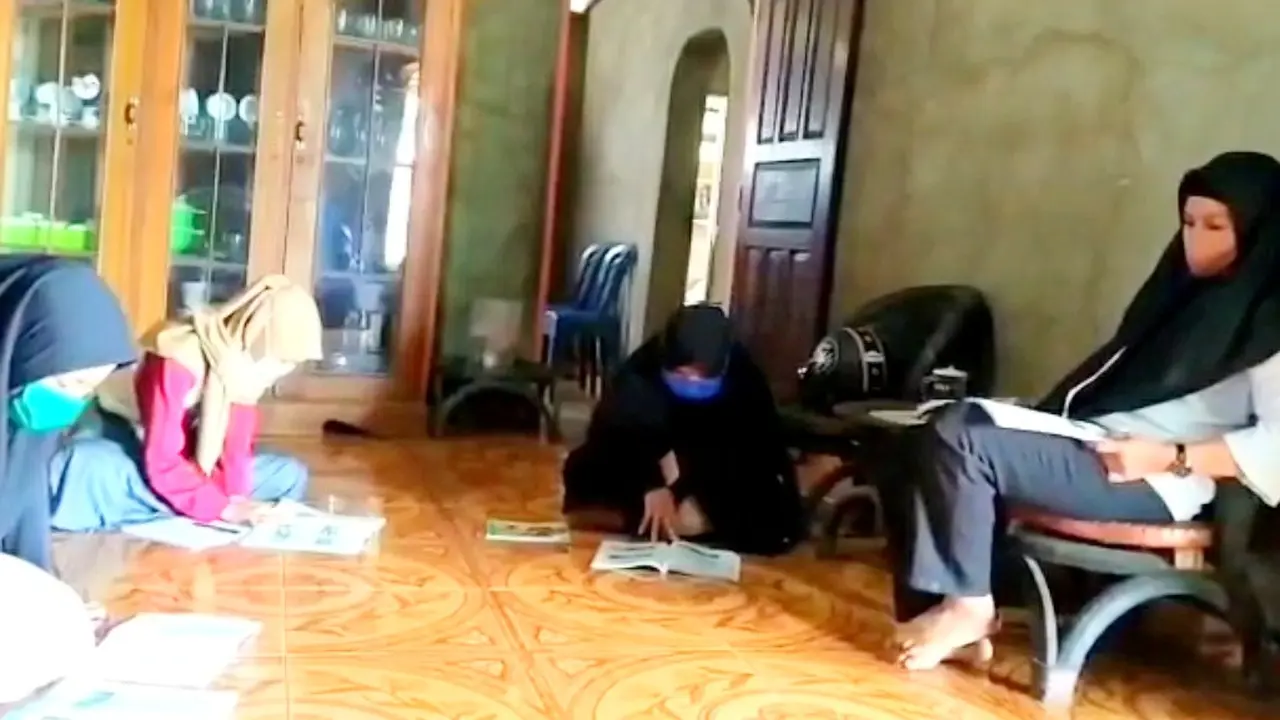 Astuti, guru di Konawe Utara, mengunjungi rumah siswa satu persatu saat mengajar di tengah pandemi Covid-19.(Liputan6.com/Ahmad Akbar Fua)