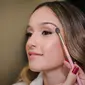 Menggunakan hanya dua produk riasan mata dalam teknik apikasi makeup 242 (foto: Pexels/Daniel Duarte)