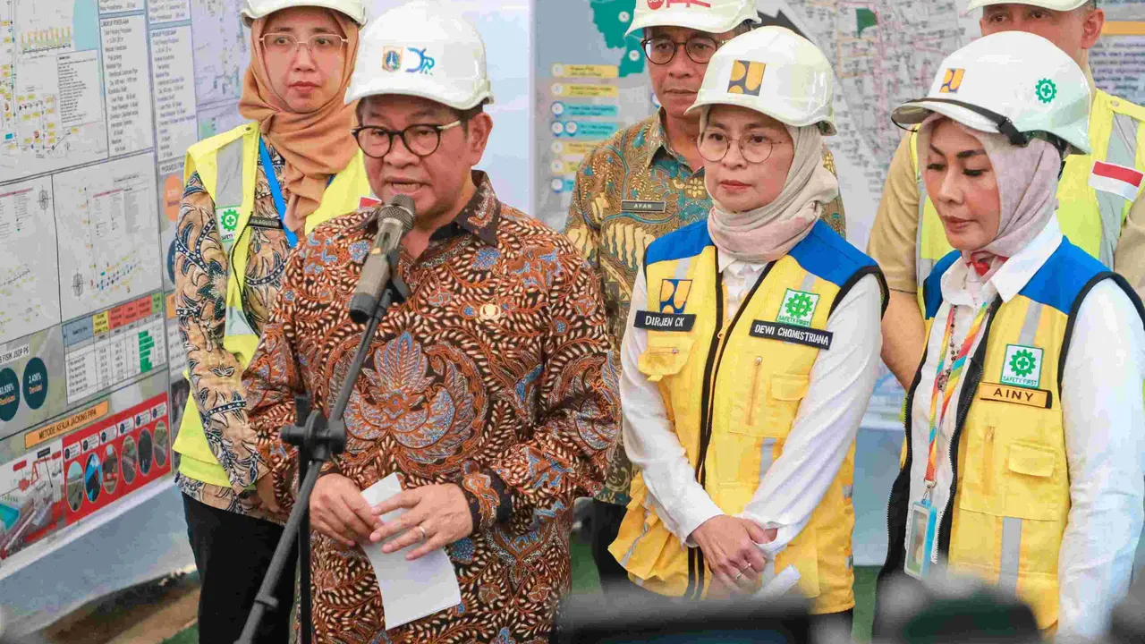 Gubernur DKI Jakarta, Pramono Anung saat meninjau proyek pembangunan Jakarta Sewerage Development Project (JSDP) Zona 1 Pluit.