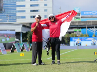 Atlet panahan Indonesia, Diananda Choirunisa (kanan) berpose usai memastikan meraih medali emas di nomor individual recurve putri SEA Games 2025 di Football Field 1, Sports Authority of Thailand, Bangkok, Rabu (17/12/2025). Kontingen Indonesia kembali menambah pundi-pundi emas di SEA Games 2025 Thailand. (Bola.com/Bagaskara Lazuardi)
