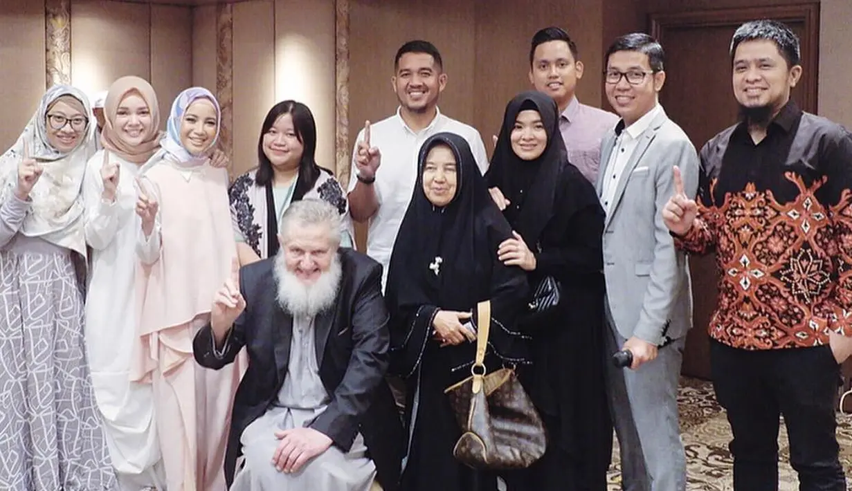 Chacha Frederica tampil cantik dengan mengenakan hijab yang dipadu dengan baju gamis berwarna merah muda. (Foto: instagram.com/allurascarves)