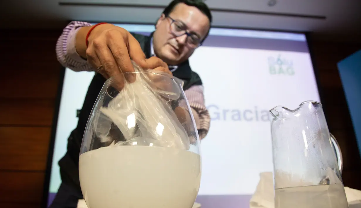 Insinyur Chile, Christian Olivares melarutkan tas plastik bermaterial biodegradable ke dalam air di Santiago, Selasa (24/7). Tas inovatif tersebut bisa menjadi pengganti plastik-plastik yang selama ini mencemari lingkungan. (AFP/CLAUDIO REYES)