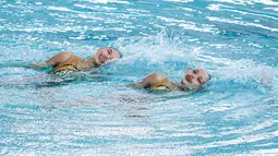 Aksi pasangan Hilda Tri Julyandra dan Talitha Amabelle Putri Subeni dalam nomor duet renang artistik Indonesia Open Aquatic Championships 2025 di Stadion Akuatik, Senayan, Jakarta, Selasa (25/11/2025). (Bola.com/Bagaskara Lazuardi)