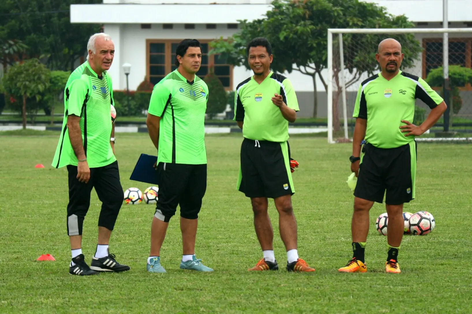 Mario Gomez (kiri) bersama staf pelatih Persib. (Liputan6.com/Kukuh Saokani)