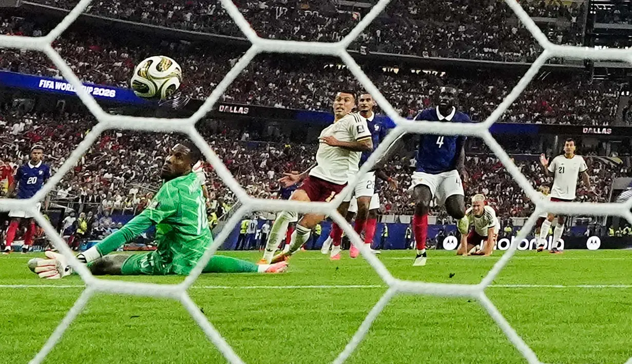 Pemain Spanyol Pedro Porro mencetak gol kedua timnya selama pertandingan semifinal Piala Dunia antara Prancis dan Spanyol di Arlington, Texas, dekat Dallas, Selasa, 14 Juli 2026. (AP Photo/Ashley Landis)