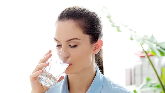 Ilustrasi Minum Air Putih (sumber: freepik)