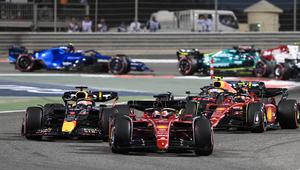 Charles Leclerc memulai balapan dari pole position dan dengan mantap melahap 57 lap di Bahrain International Circuit. (AFP/Ozan Kose)