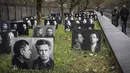 Orang-orang mengunjungi tugu peringatan bagi para korban represi politik di Butovo, di luar Moskow, pada Kamis 30 Oktober 2025, menandai hari peringatan. Setelah jatuhnya Uni Soviet, sejarah kelam ini mulai terungkap. Arsip yang dibuka sebagian dan penyelidikan yang dilakukan memungkinkan identifikasi para korban. (Nikita BORISSOV/AFP)