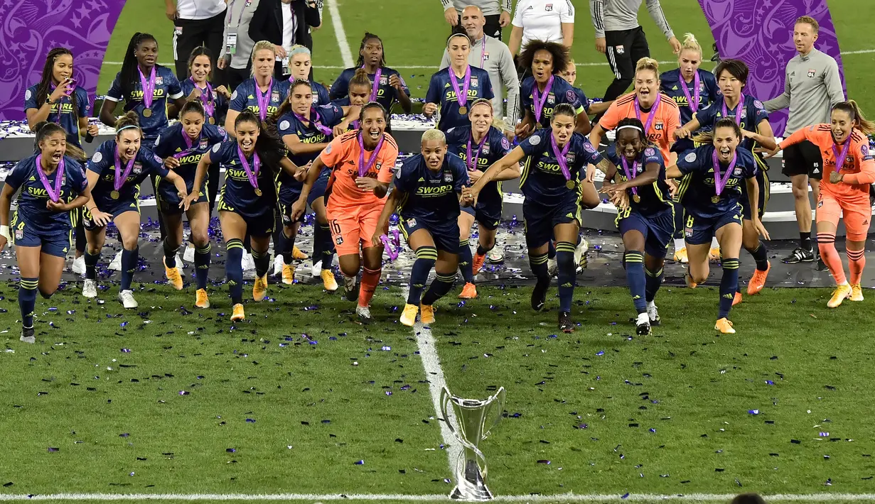 Para pemain Lyon merayakan kemenangan usai mengalahkan Wolfsburg pada final Liga Champions Wanita di Stadion Anoeta, San Sebastian, Spanyol, Minggu (30/8/2020). Lyon meraih gelar juara Liga Champions Wanita usai mengalahkan Wolfsburg 3-1. (AP PhotoAlvaro Barrientos, Pool)