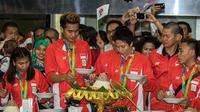 Pebulutangkis ganda campuran peraih emas Olimpiade 2016, Tontowi Ahmad/Liliyana Natsir dan dua lifter peraih perak, Sri Wahyuni dan Eko Yuli Irawan memotong tumpeng di Kantor Kemenpora, Jakarta, Selasa (23/8/2016). (Bola.com/Vitalis Yogi Trisna)