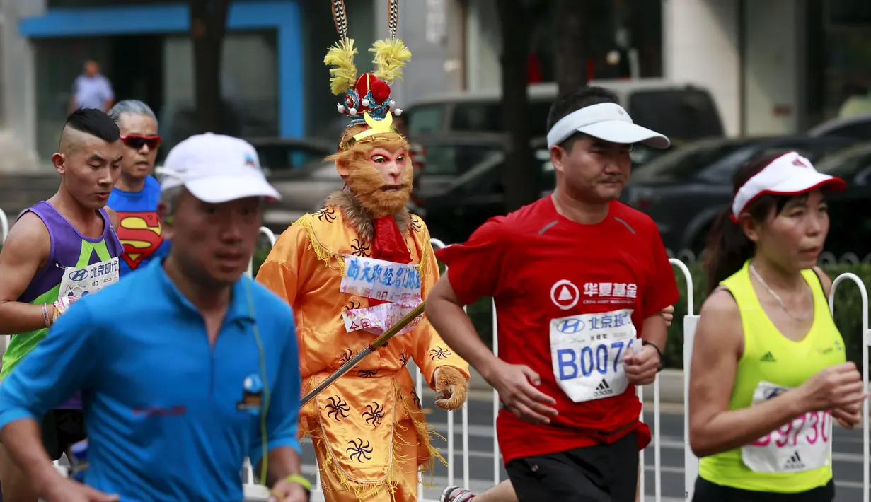 Seorang peserta berlari sambil mengenakan pakaian Monkey King saat Beijing International Marathon di Beijing, China, Minggu (20/9/2015). Sekitar 30.000 pelari ikut ambil bagian dalam acara yang berlangsung tiap tahun. (REUTERS/Kim Kyung-Hoon)