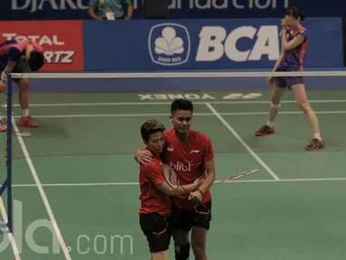 Pasangan Tontowi Ahmad/Liliyana Natsir, mengahadapi pasangan Korea, Kim Dukyoung/Kim Ha Na di Indonesia Open 2017 di JCC, Selasa (13/6/2017). Ganda Campuran Indonesia itu menang dengan skor 19-21, 21-19, dan 21-18. (Bola.com/M Iqbal Ichsan)