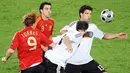 Di partai final, Spanyol menumbangkan Jerman dengan skor tipis 1-0 melalui gol yang dicetak oleh Fernando Torres dan tentunya umpan dari sang maestro Xavi Hernandez. (AFP/Mladen Antonov)