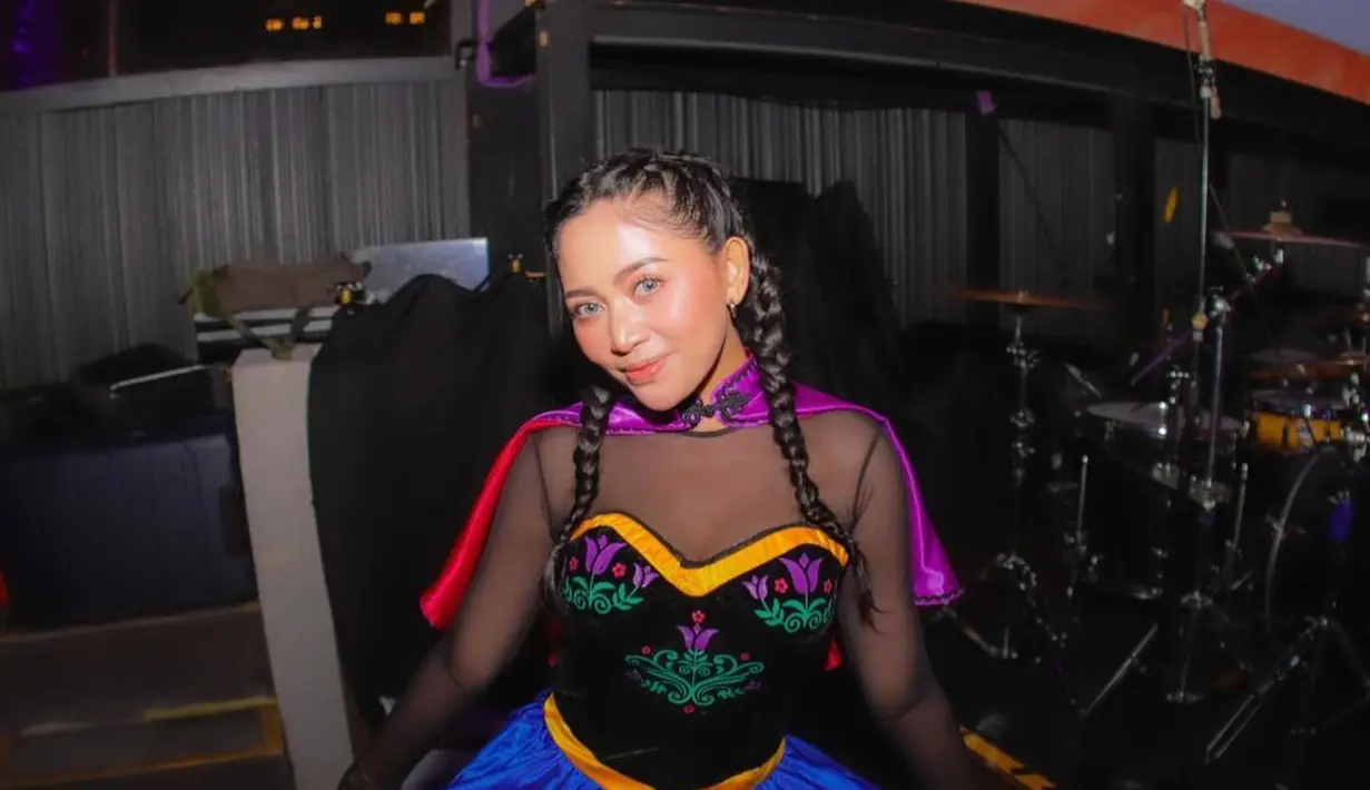 Rachel Vennya juga hadir sebagai undangan. Ia mengenakan gaun Princess Anna yang ikonis. Rambutnya pun ditata mirip seperti karakter Princess Anna, yaitu dibagi dua dan dikepang. [Foto: Instagram/rachelvennya]