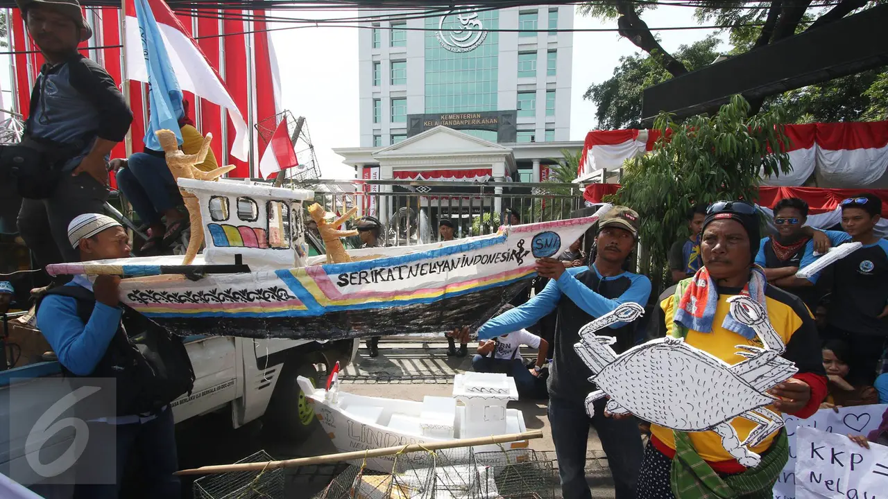 20160823-Butuh Perlindungan dari Perompak, Nelayan Demo di Kantor Menteri Susi-Jakarta