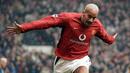 4. Juan Sebastian Veron - Gelandang Argentina ini mengawali karier di Premier League bersama Manchester United pada 2001. Selama dua musim bersama Manchester United, Veron berhasil membawa skuat The Red Devil meraih gelar juara Premier League. (AFP/Paul Barker)