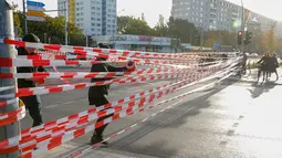 Aktivis iklim memblokir Jembatan Jannowitz di Berlin, Jerman, Jumat (20/9/2019). Selain memblokir Jembatan Jannowitz, aktivis juga membentangkan spanduk bertulis 'salam hangat dari Berlin'. (AXEL SCHMIDT/AFP)