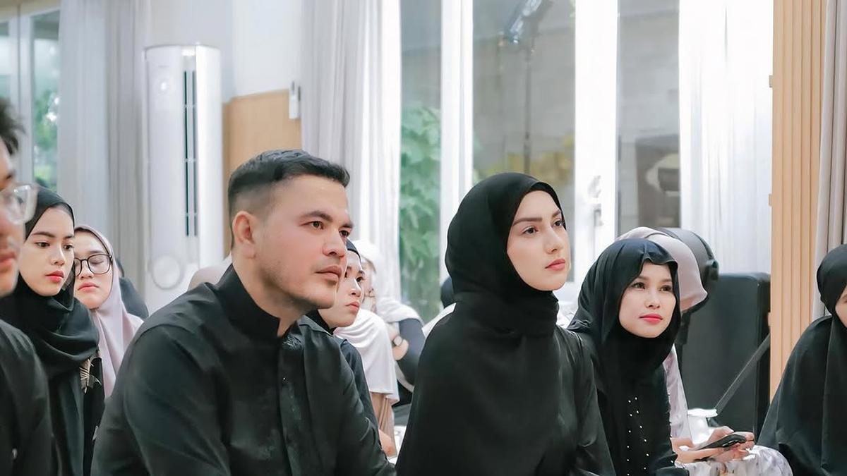 6 Gaya Elegan Irish Bella Dibalut Gamis Hitam saat Gelar Pengajian Jelang Ramadan