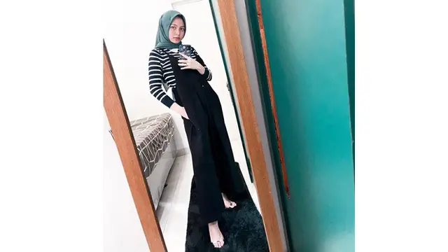 6 Potret Indah Ningtyas Istri Komika Rigen yang Jarang Tersorot, Memesona Berhijab