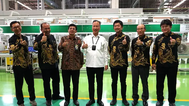 Jajaran manajemen Sharp Indonesia berfoto bersama Menteri Perindustrian Agus Gumiwang kartasasmita dan Dirjen IILMATE Kemenperin  Taufiek Bawazier. (Dok Sharp)