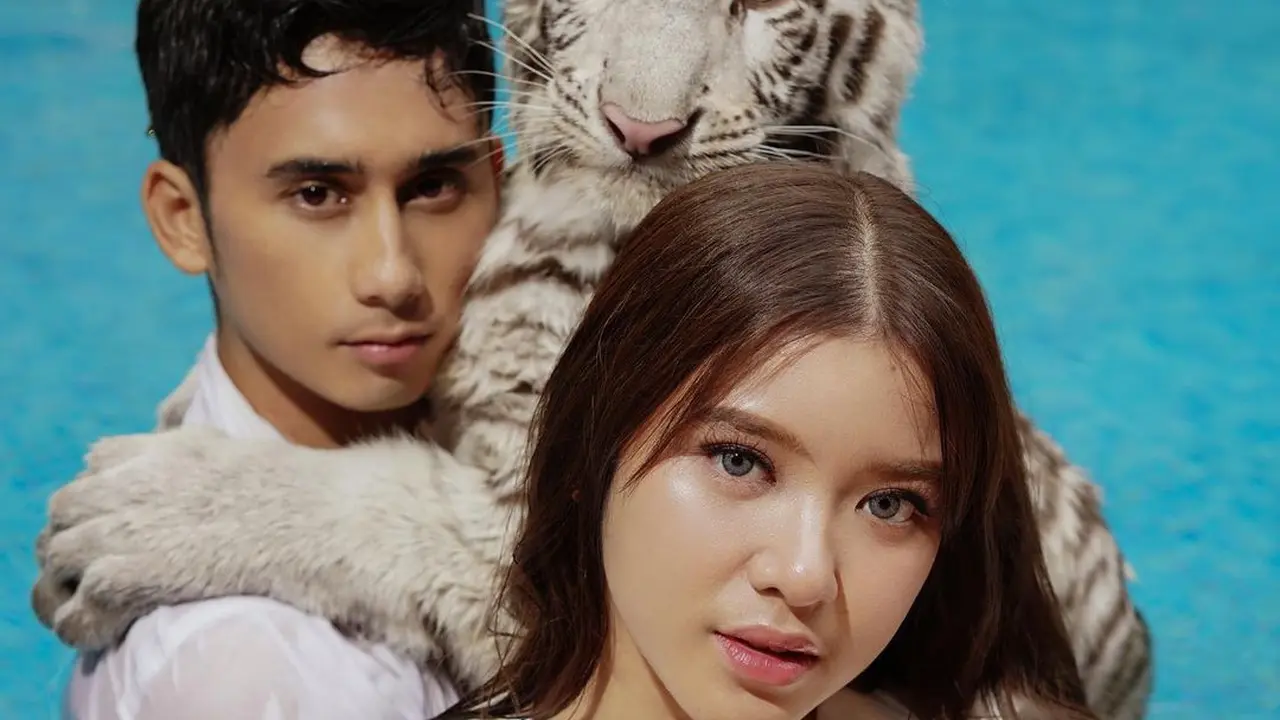 Potret Wet Look Tiara Andini dan Alshad Ahmad Bersama Harimau Selen