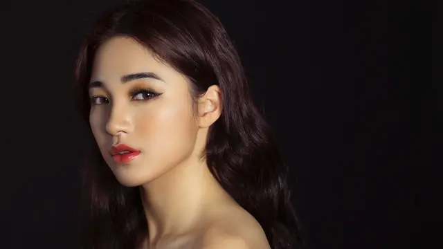 Mengaplikasikan lipstick